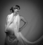 photo de maternité - Futur maman heureuse, touche le ventre, heureuse, aimé, photographe studio malaret, Les landes, aquitaine, france